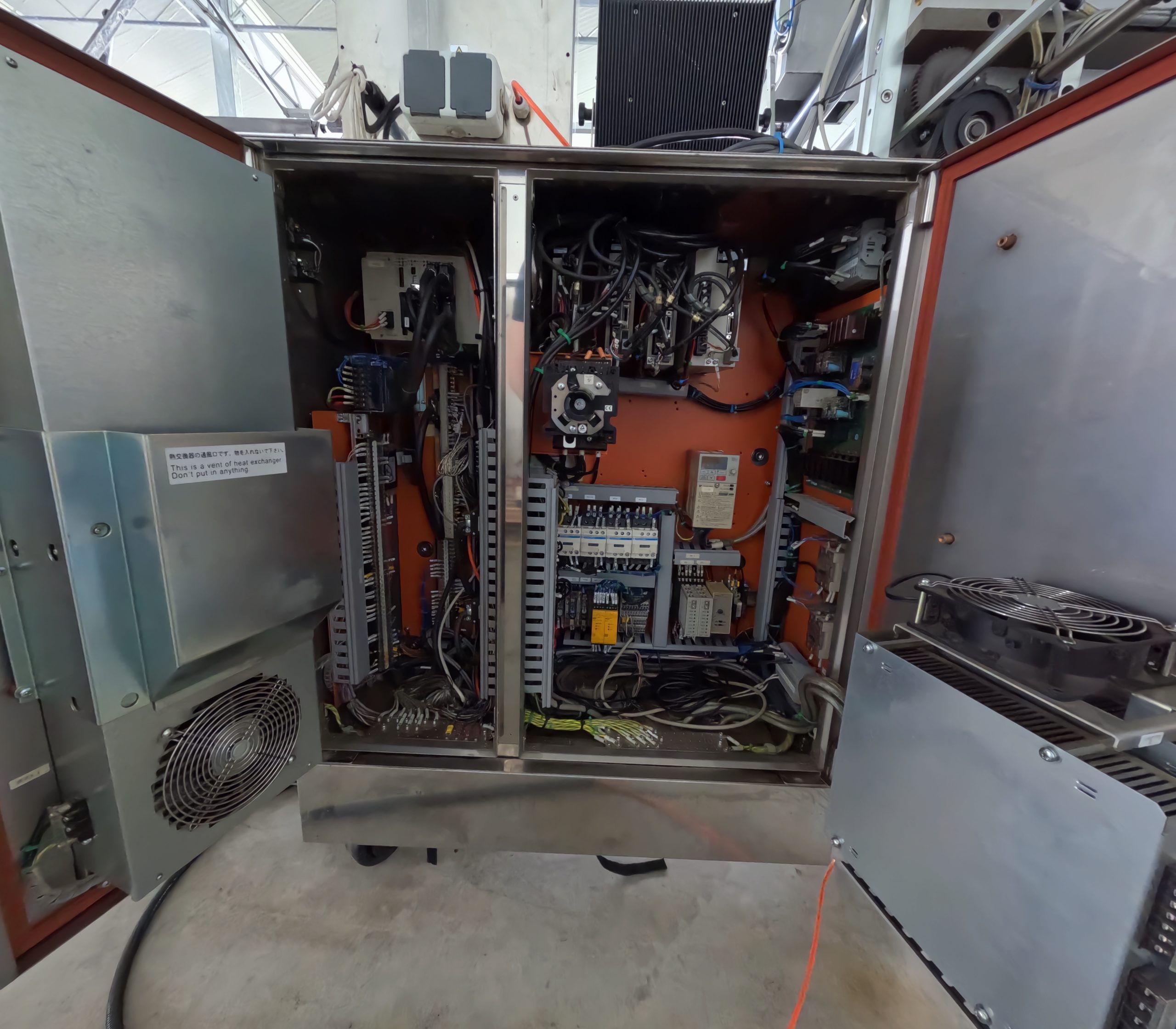 De gereinigde elektrische schakelkast