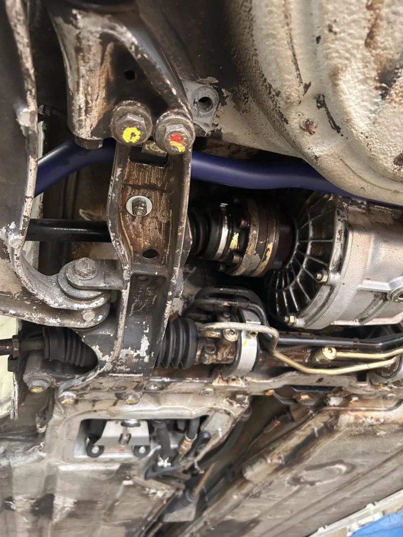 Wielophanging van een Porsche 911 v&oacute;&oacute;r droogijsstralen