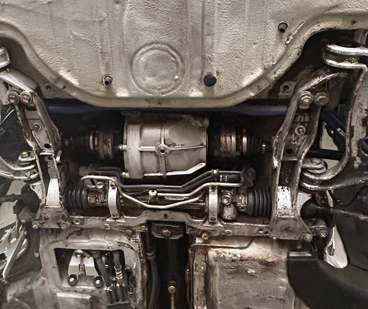 Onderstel van een Porsche 911 vóór reiniging met droogijs