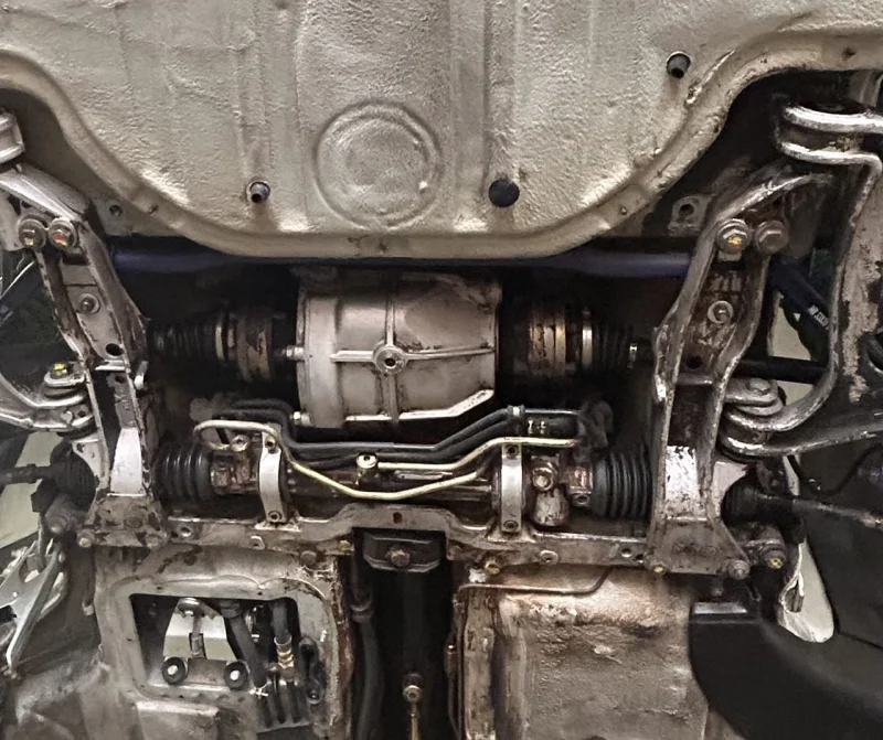 Onderkant van een Porsche 911 v&oacute;&oacute;r droogijsstralen