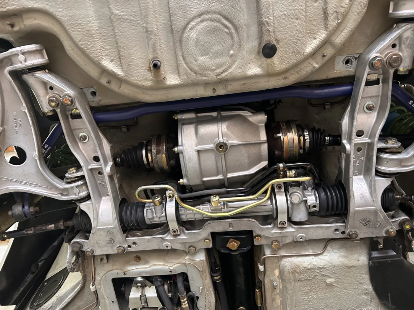 Het gereinigde onderstel van de Porsche 911